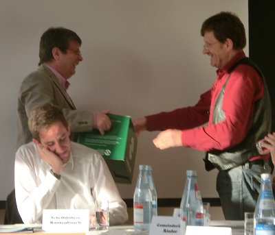 Gemeinderat Martin Boeckh von der Grünen Liste überreichte in der letzten Sitzung des Gemeinderates Bürgermeister Gärtner eine Sammelbox für Altbatterien, damit in Gaiberg keine Altbatterien mehr in der Grünen Tonne oder gar im Restmüll landen. Foto: M. Haider