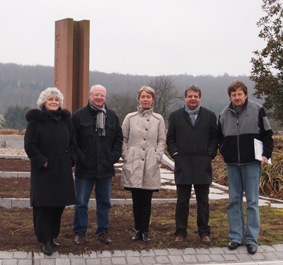 Das Bild zeigt von links nach rechts: Christa Charlotte Müller-Haider, MdL Manfred Kern, MdL Charlotte Schneidewind-Hartnagel, Bürgermeister Klaus Gärtner und Martin Boeckh bei der erneuten Begehung des Gaiberger Lautenschläger-Kreisels. (Foto: Max Haider)