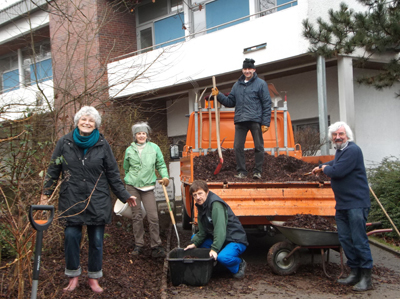 In einer Pflanzaktion wurde die Grünfläche zur Schule hin mit Sträuchern bepflanzt und gemulcht. (Foto: M. Boeckh)
